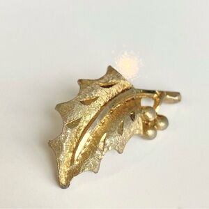 Vintage Mamselle Brooch Pin Gold Tone Holly Berry Sprig Leaf Christmas Holiday